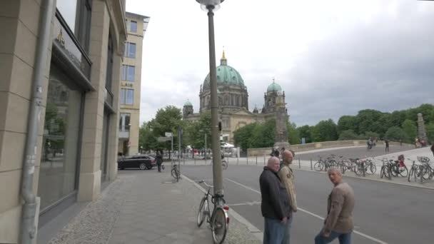 Vida Ciudad Una Calle Cerca Catedral Berlín — Vídeo de stock
