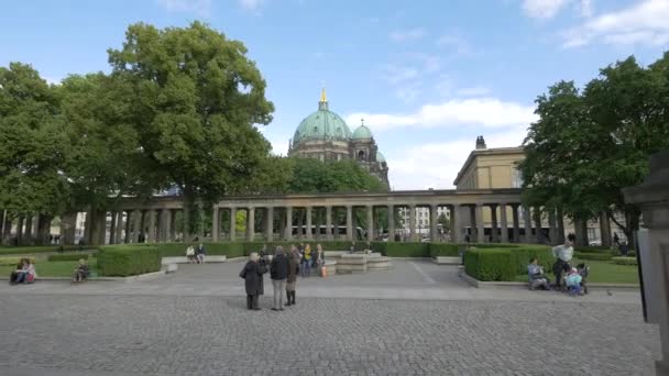 Gente Parque Cerca Catedral Berlín — Vídeo de stock