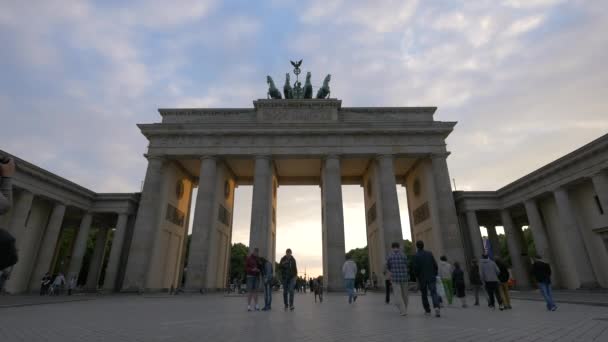 Berlin Deki Brandenburg Kapısı Yakınındaki Insanlar — Stok video