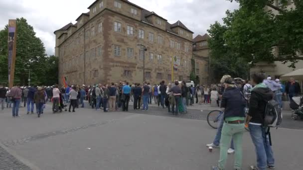人们聚集在一起挥动彩虹旗 — 图库视频影像