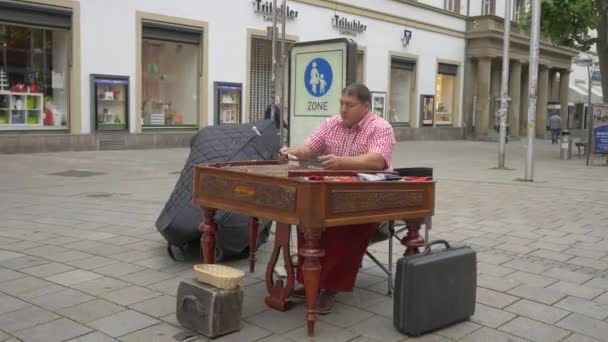 Man Spelar Cimbalom Stadskärna — Stockvideo