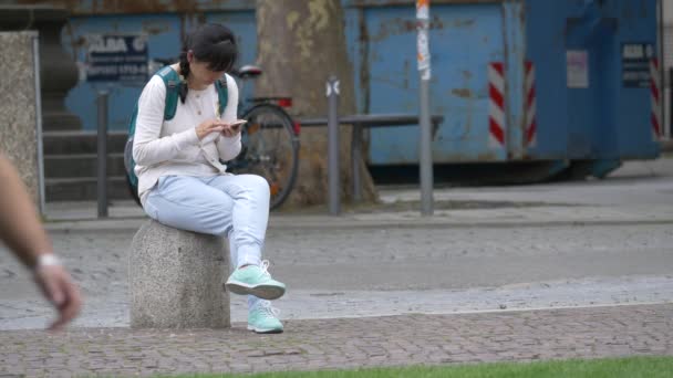 Meisje Controleert Haar Mobiele Telefoon — Stockvideo