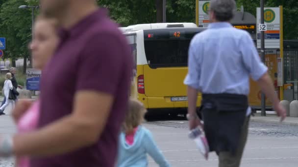 Otobüs Bir Otobüs Durağında Durdu — Stok video