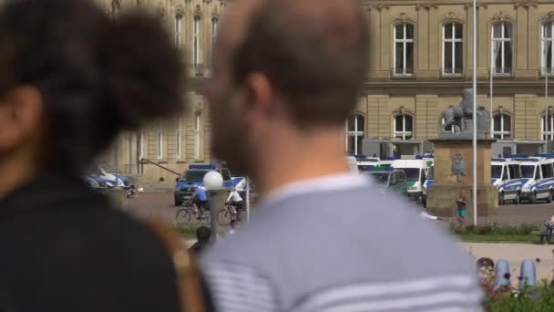 Pan Δεξιά Των Τουριστών Στην Πλατεία Palace — Αρχείο Βίντεο