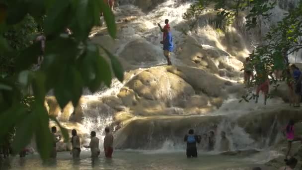 Turistas Cachoeira Dunn River Falls — Vídeo de Stock