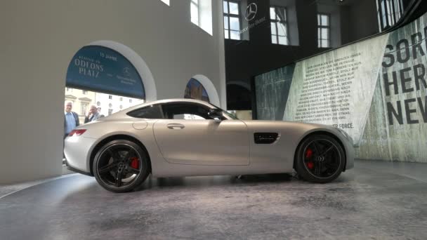 Mercedes Benz Galerisindeki Araba — Stok video