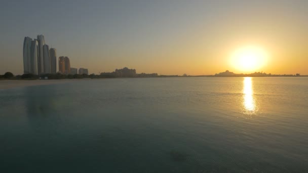 Abu Dhabi Bei Sonnenuntergang — Stockvideo
