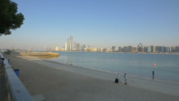 Personnes Relaxant Sur Plage Breakwater Abu Dhabi — Video