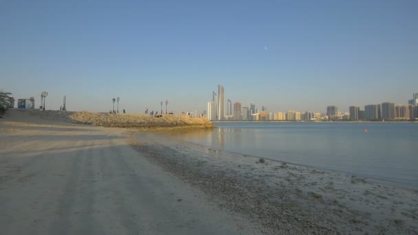 Wellenbrecher Mit Felsigem Steg Abu Dhabi — Stockvideo