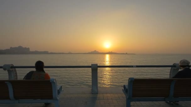 Rilassarsi Sulle Panchine Tramonto Abu Dhabi — Video Stock