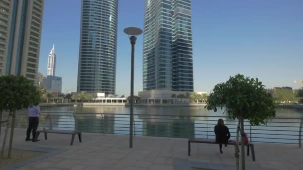 Relajarse Orilla Jumeirah Lakes Towers Área — Vídeo de stock