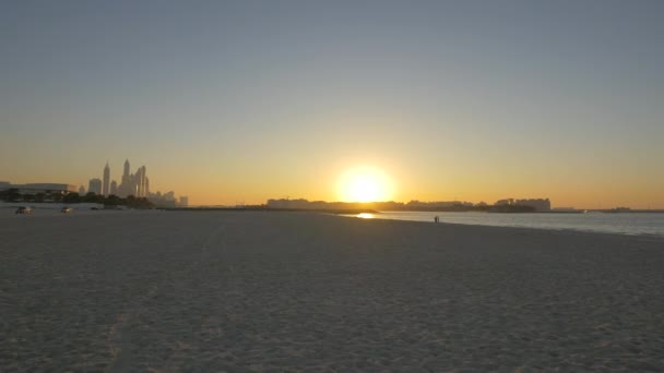 ドバイのビーチから見た夕日 — ストック動画