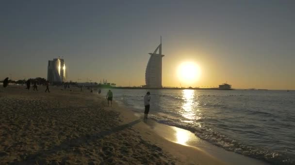 Τουρίστες Χαλαρώνουν Μια Παραλία Κοντά Στο Burj Arab — Αρχείο Βίντεο