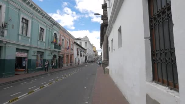 Quito Nun Tarihi Şehrinde Bir Sokak — Stok video