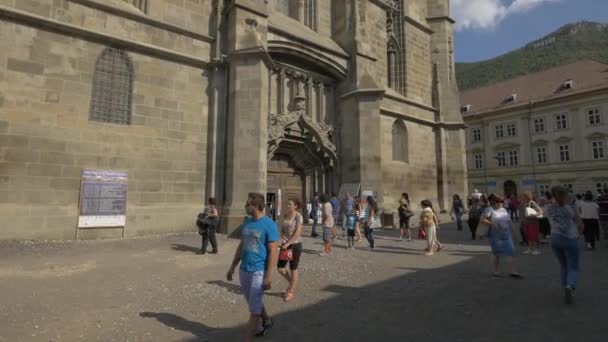 Туристы Перед Чёрной Церковью — стоковое видео
