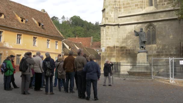 Touristengruppe Johannes Honterus Statue — Stockvideo