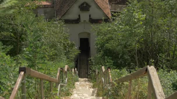 Schmale Steintreppen Einen Hügel Hinunter — Stockvideo