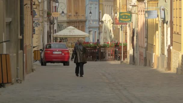 Περπατώντας Στην Παλιά Πόλη Του Brasov — Αρχείο Βίντεο