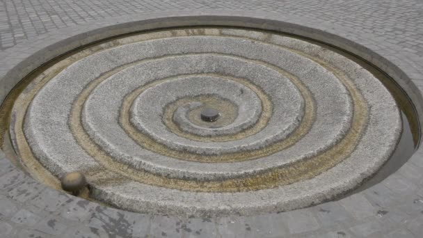 Betonspirale Auf Dem Bürgersteig — Stockvideo