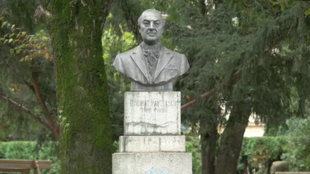 Cincinat Pavelescu Bust Statue — Stock video