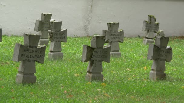 Křížové Náhrobky Hřbitově — Stock video