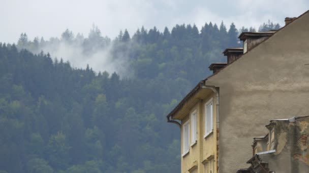 Altes Gebäude Der Nähe Bewaldeter Hügel — Stockvideo