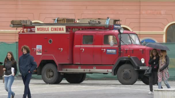 Passeggiando Vicino Camion Dei Pompieri — Video Stock