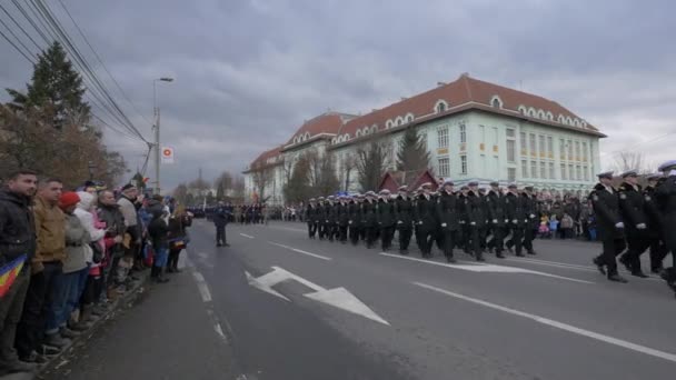 Oficiales Marchando Alba Iulia — Vídeo de stock