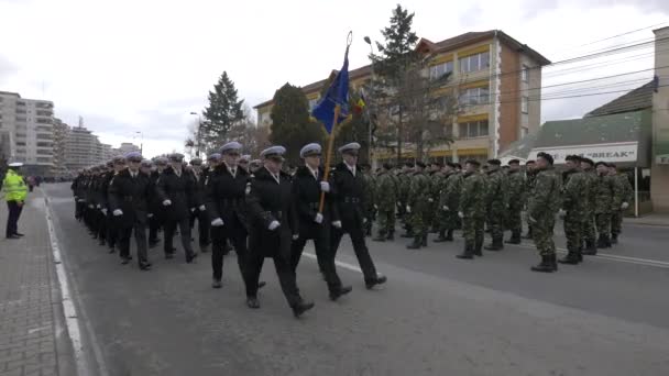 Ufficiali Che Sfilano Alla Parata Della Giornata Nazionale Alba Iulia — Video Stock