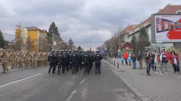 Alba Iulia Daki Ulusal Gün Geçit Töreninde Özel Kuvvetler Askerleri — Stok video