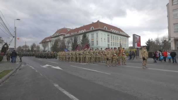 Alba Iulia国庆阅兵式上的士兵 — 图库视频影像
