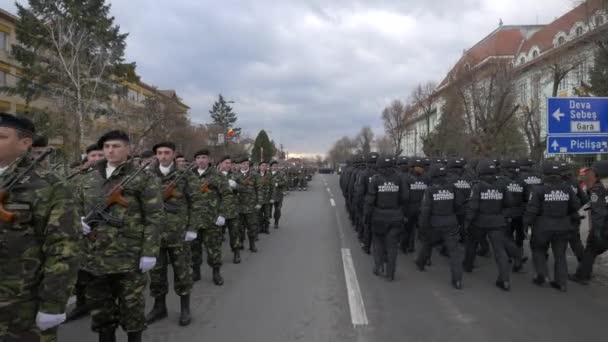 Oddział Antyterrorystyczny Maszerujący Paradzie Dnia Narodowego Alba Iulia — Wideo stockowe