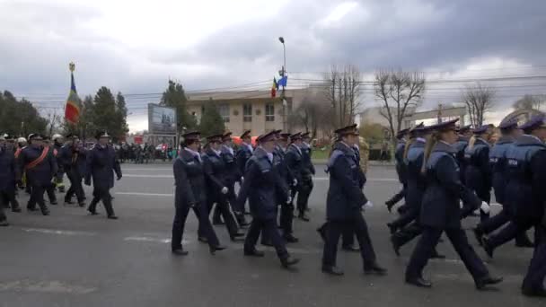 Ulusal Gün Geçit Töreninde Polis Memurları Itfaiyeciler Alba Iulia — Stok video