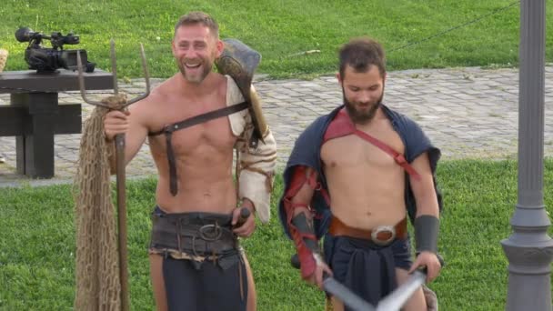 Två Medeltida Män Fästningen Alba Iulia — Stockvideo
