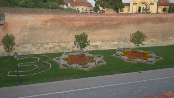 Květinové Lůžko Tvaru Čísla 300 Pevnost Alba Iulia — Stock video