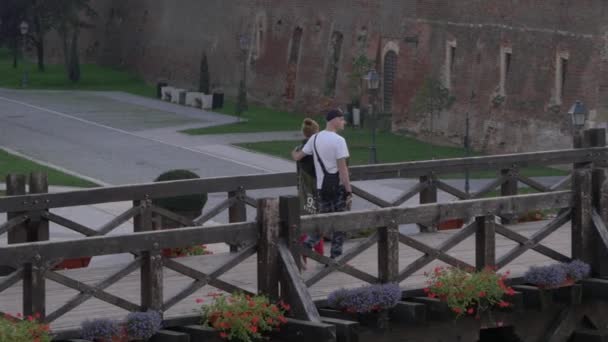 Casal Caminhando Uma Ponte Fortaleza Alba Iulia — Vídeo de Stock