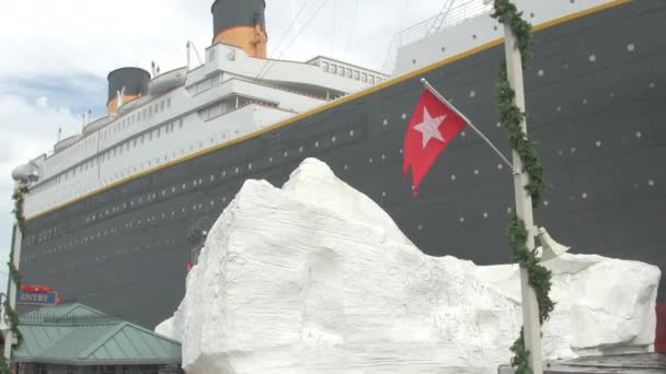 ブランソンでのタイタニック号の船のレプリカの側面図 — ストック動画