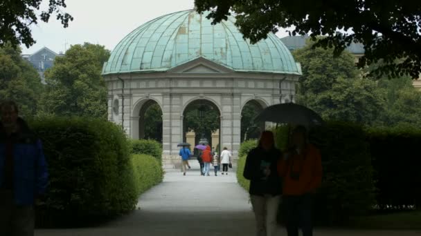 Marcher Dans Une Ruelle Devant Temple Diane — Video