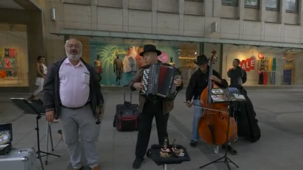 Bir Şehirde Müzisyenler Gösteri Yapıyor — Stok video