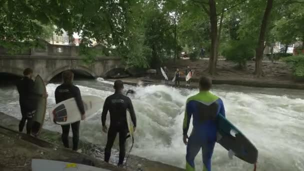 Surfing Στον Ποταμό Isar — Αρχείο Βίντεο