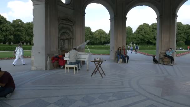 Pianospelen Onder Tempel Van Diana — Stockvideo