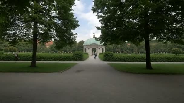 在Hofgarten的Dianatempel散步的人 — 图库视频影像