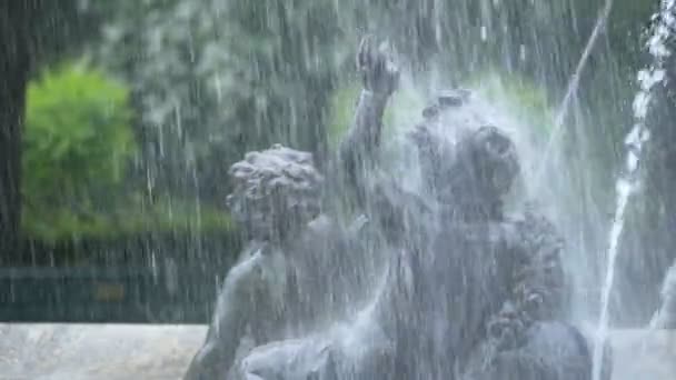 Fontana Con Statue Bambini — Video Stock