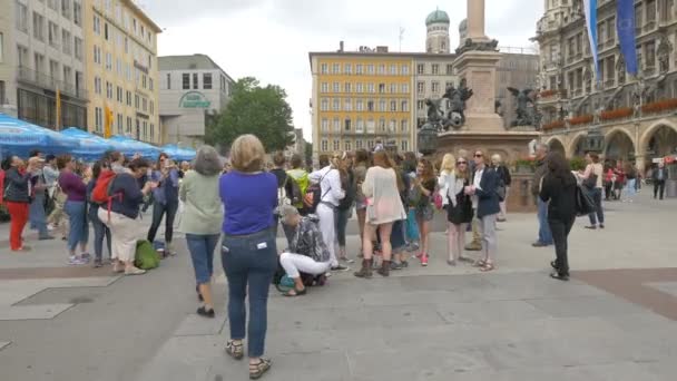 Touristengruppe Applaudiert Auf Dem Marienplatz — Stockvideo