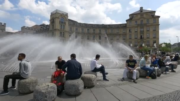 Lidé Sedící Fontány Karlsplatz — Stock video