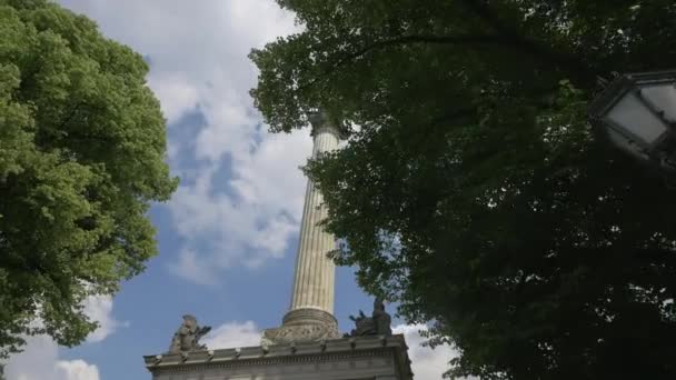 Friedensengel Monument Och Gröna Grenar — Stockvideo