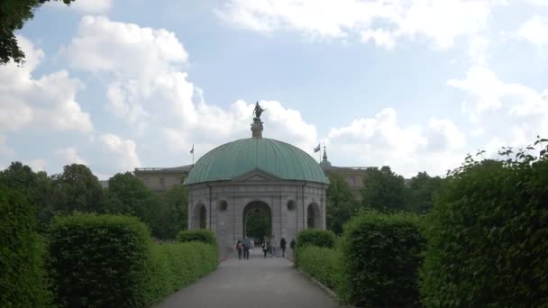 Personnes Marchant Dans Dianatempel Hofgarten — Video