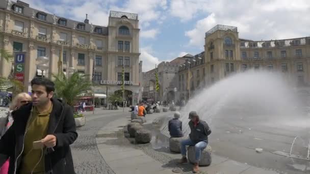 Ludzie Relaksujący Się Przy Fontannie Karlsplatz — Wideo stockowe