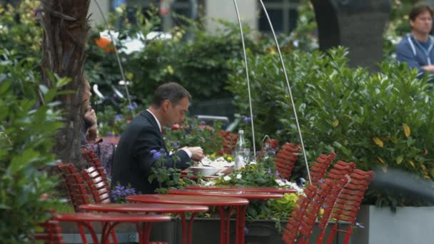 屋外のレストランで食べる男 — ストック動画