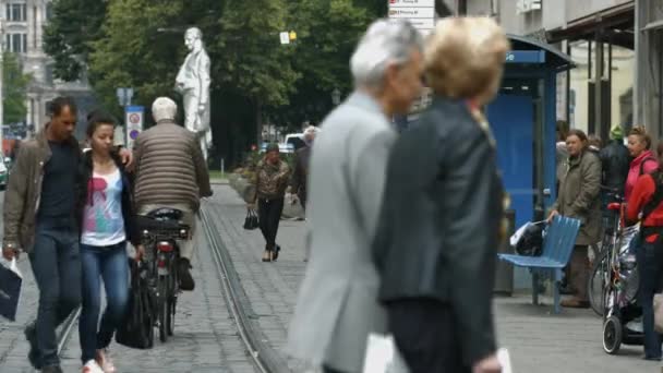 Warten Auf Die Straßenbahn — Stockvideo